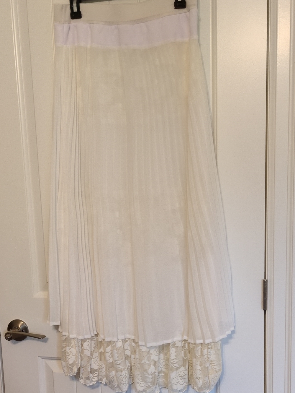 Women's Cream Pleated Lace-Hem Skirt